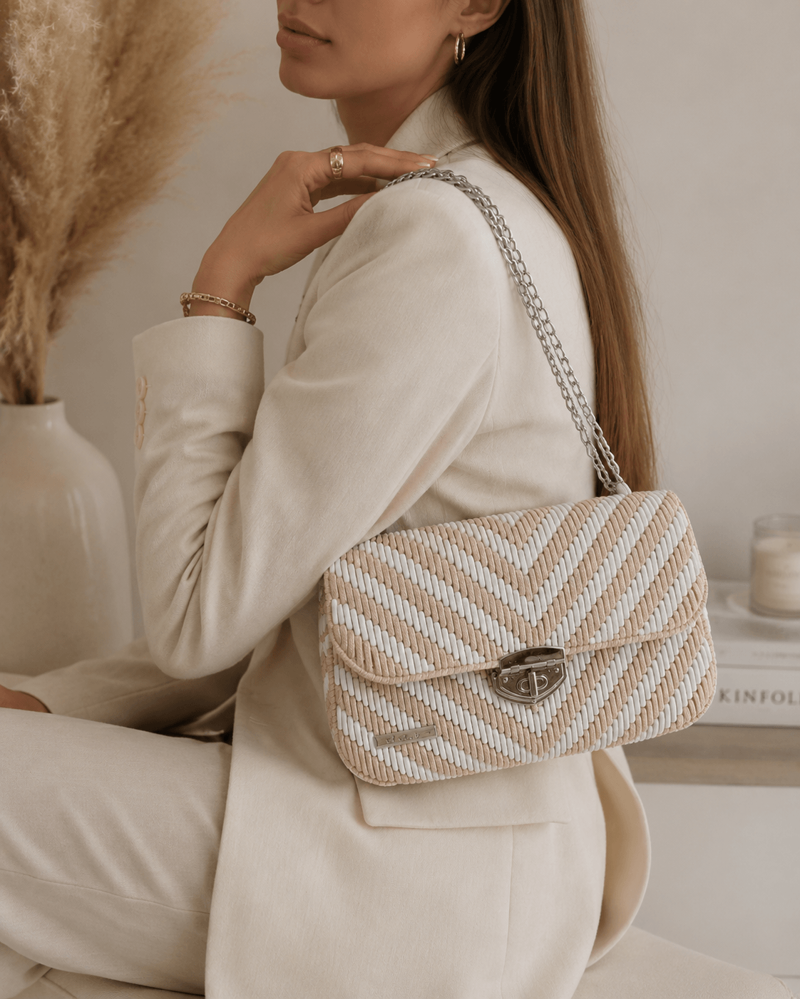 Torebka handmade Maja – beżowo-biała torebka na łańcuszku - obrazek 3